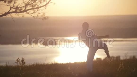 战士跪在山上橙色的夕阳慢镜头视频的预览图