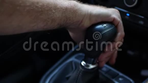 公手握住变速箱司机在车里切换手动变速器人坐汽车特写镜头4公里视频的预览图