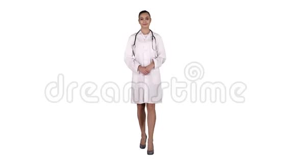 年轻的医生女士在白色背景上展示和展示产品或文本视频的预览图