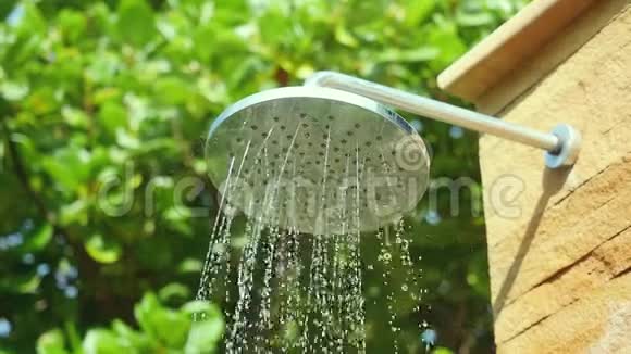 夏季淋浴喷头喷水在美丽的花园中缓慢运动1920x1080视频的预览图