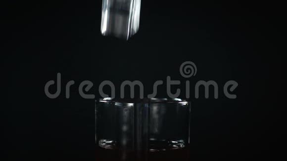 杯子里的水滴和石榴石汁视频的预览图