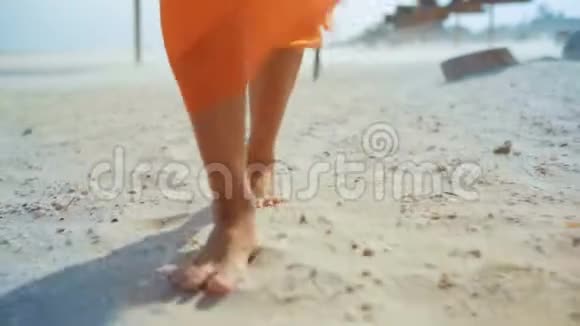 特写镜头脚下的女人在沙滩上散步到刮风的天气视频的预览图