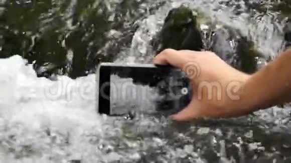 手的慢动作视频使水在水流中的视频视频的预览图