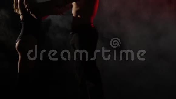 一对红光和烟雾从事杂技瑜伽视频的预览图