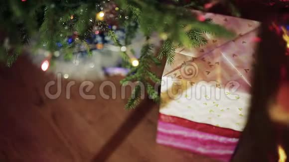圣诞老人把圣诞礼物放在圣诞树下视频的预览图