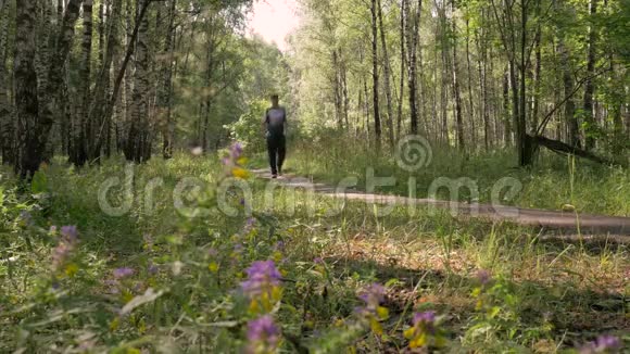 一个中年男人做运动他去树林里散步引领健康的生活方式视频的预览图