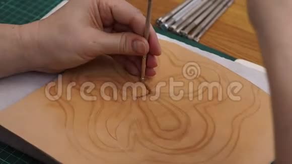 工匠用Beveler冲压工具在皮革上印花图视频的预览图