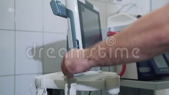 医院医生配合诊断设备双手特写超声检查装置监测医疗视频的预览图