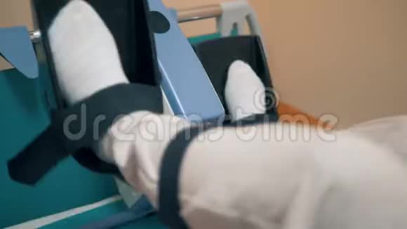 病人在诊所理疗时在医疗机器上扭伤脚4K视频的预览图