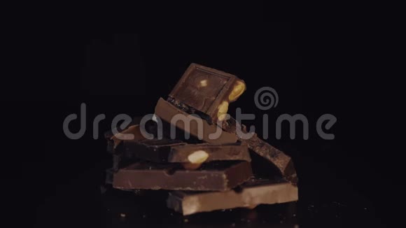 两个女人的手指拿一块巧克力棒慢动作视频的预览图