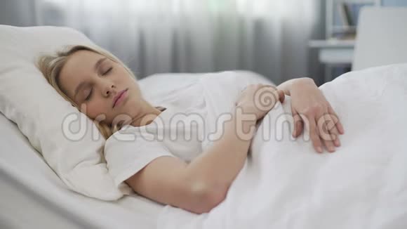 少女伸展身体睡在矫形床垫上醒来视频的预览图