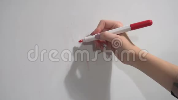 女性手用毡尖标记油漆在塑料板上画出心脏视频的预览图