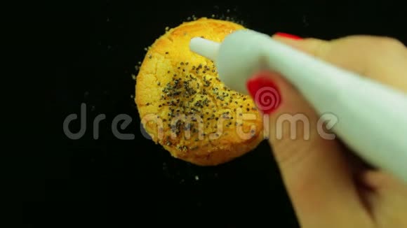 女人的手汲取黄油饼干烹饪染料红五号时光飞逝手工制作视频的预览图