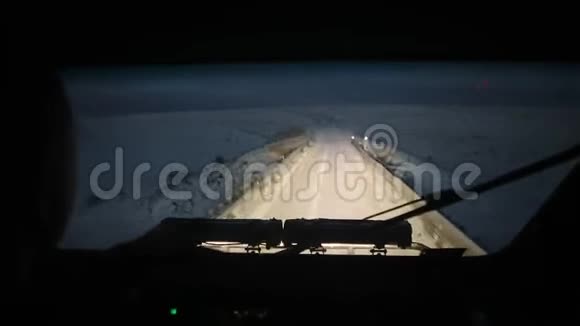 午夜从一辆大型雪车拍摄雪道的视频视频的预览图