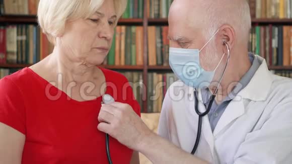 男性在职专业医生男性医生用听诊器检查病人肺部视频的预览图