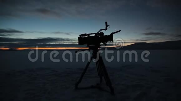 傍晚特写令人惊叹的天空捕捉到一个摄像机站在田野中央在西伯利亚视频的预览图