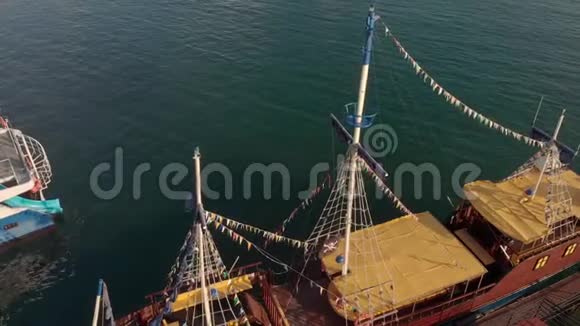 码头上矗立着一艘有桅杆的旧船空中射击视频的预览图