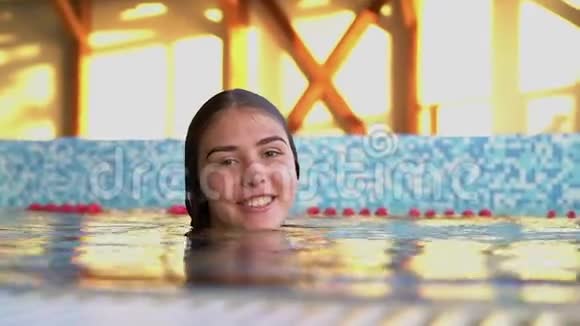 女孩潜入游泳池微笑视频的预览图
