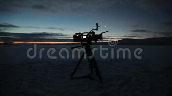 晚上在田中央的亚马拉拍摄录像机视频的预览图