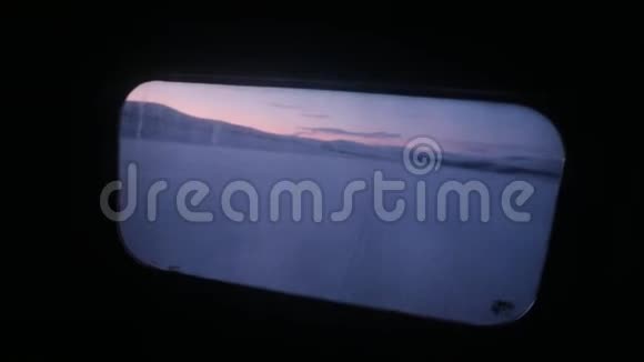 从雪机透过窗户捕捉北极的风景视频的预览图