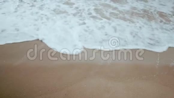 海水冲刷沙滩的清晨海滩视频的预览图
