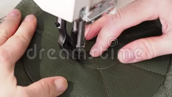 工匠把缝纫机上的口袋缝紧视频的预览图