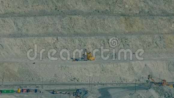 挖掘机用于石棉露天采石场视频的预览图