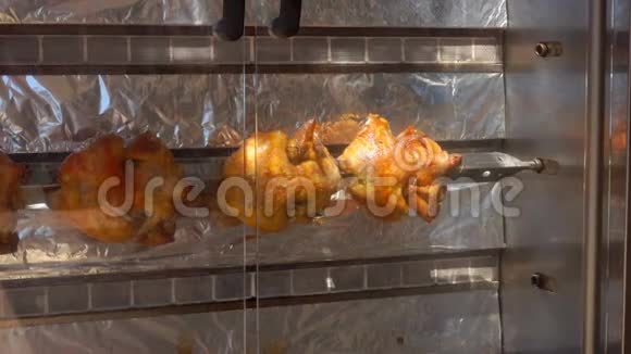 鸡在大烤架上旋转和油炸视频的预览图