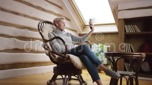 金发女人在智能手机上进行视频聊天视频的预览图