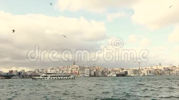 伊斯坦布尔的风日游船漂浮在博斯普鲁斯加拉塔的背景视频的预览图
