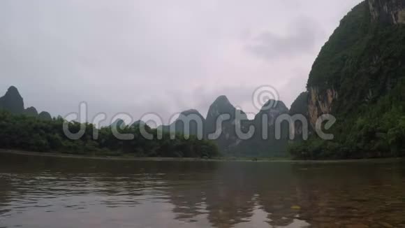悠龙河的平静之水视频的预览图