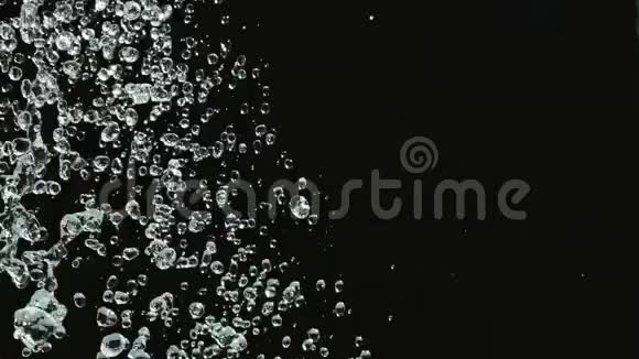 落水在黑色背景上缓慢运动落下的雨滴与黑色背景视频的预览图