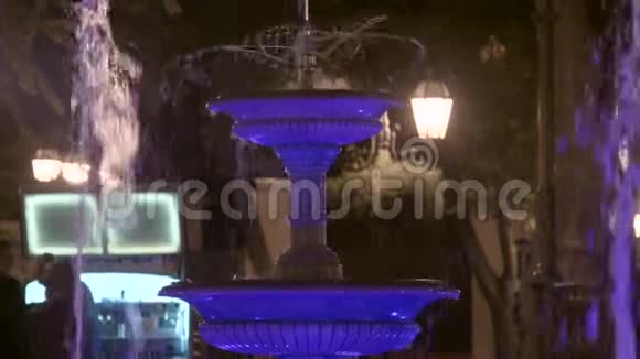 高清关闭拍摄敖德萨喷泉与背光在夜间水的舞蹈视频的预览图