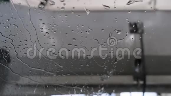 在洗车机里挡风玻璃上的水滴在吹视频的预览图