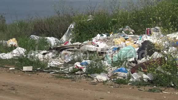 水库岸边的一堆塑料垃圾环境污染生态自然无组织垃圾场视频的预览图