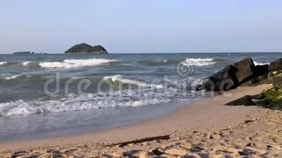 在Songkhla的Samila海滩的沙质海岸上海浪汹涌澎湃视频的预览图