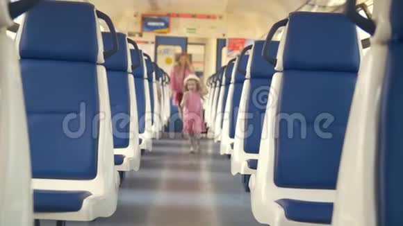 快乐的小女孩和她妈妈在空车里跑了视频的预览图