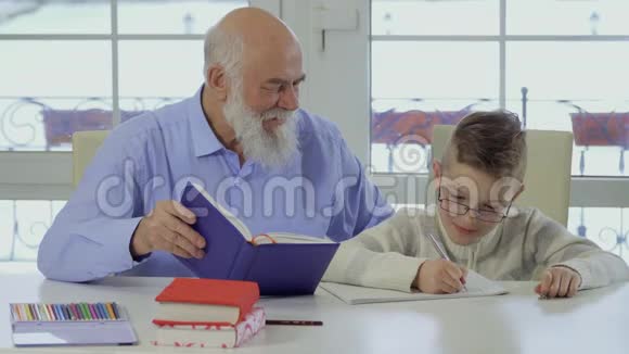 祖父帮助孙子做家务视频的预览图