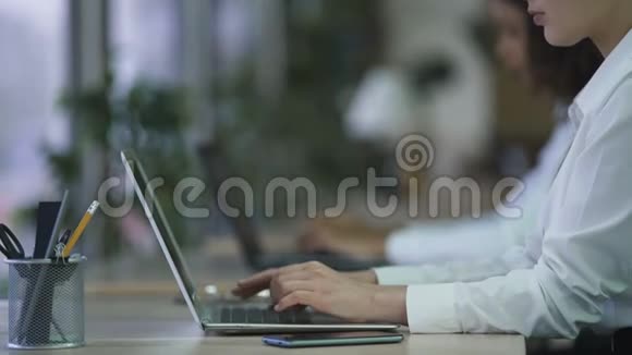 销售经理在办公室用笔记本电脑工作女人用电话给顾客打电话视频的预览图