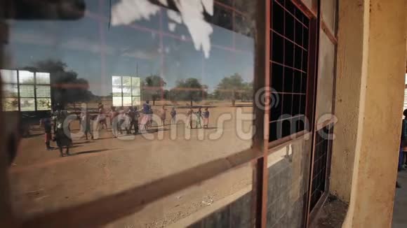 窗户里的倒影非洲儿童在足球场上玩耍视频的预览图
