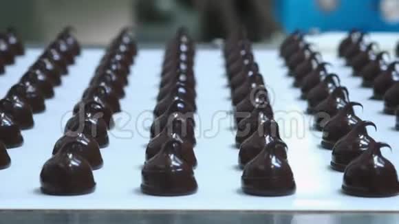 巧克力棒生产食品工业过程生产线上有很多巧克力视频的预览图