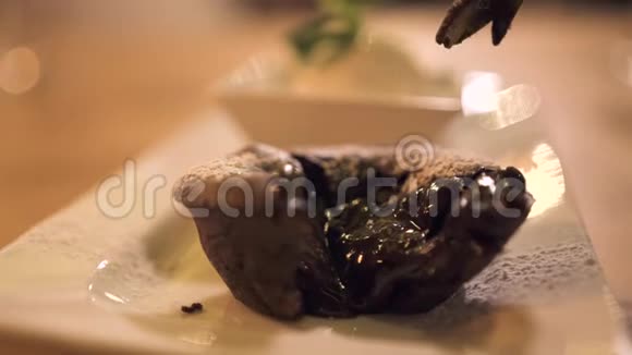 在餐馆里把巧克力松饼放在盘子里优雅咖啡馆的巧克力甜点面包店的甜糕点视频的预览图