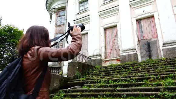 摄影师移除沙皇时代庄园的门面视频的预览图
