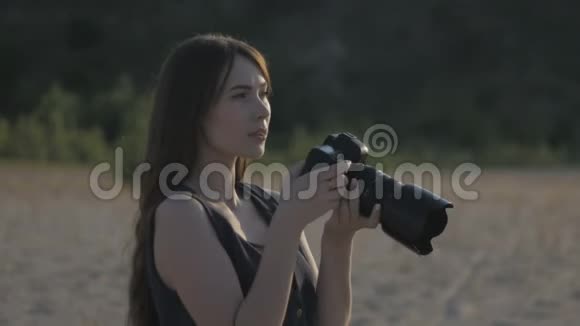 草原上美丽的年轻女记者一个带着摄像机的女孩视频的预览图