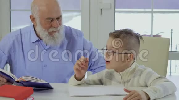 孙子请爷爷帮他做作业视频的预览图