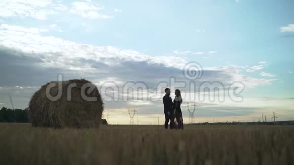 恋爱中的男人和女孩浪漫的恋人接吻拥抱日落在山和雾的背景下日出太阳视频的预览图