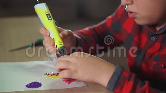 额外的特写少年使用3D笔他用塑料制作了一个3D图形视频的预览图