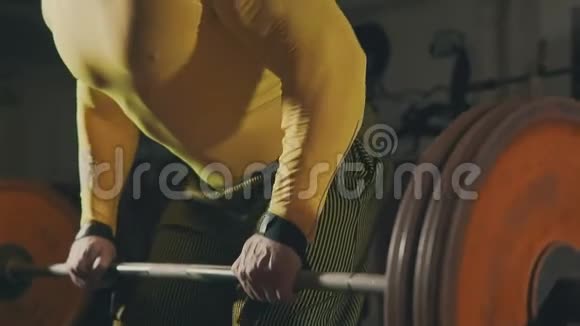 健美运动员做交叉训练用杠铃做慢动作视频的预览图