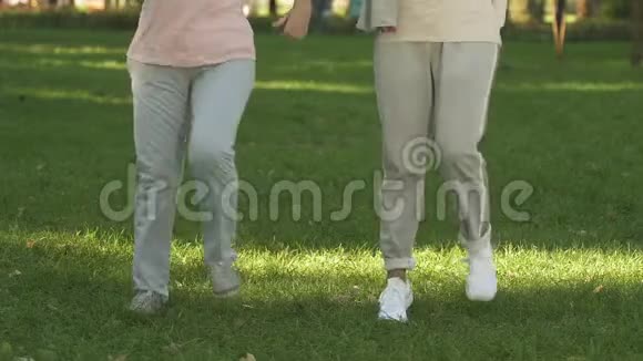 女性朋友在户外做健身运动减肥积极退休视频的预览图