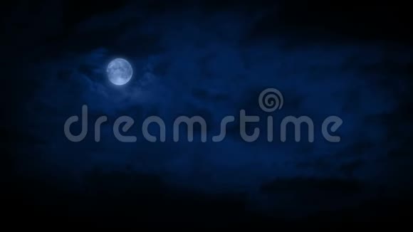 月亮带着云彩经过宽镜头视频的预览图
